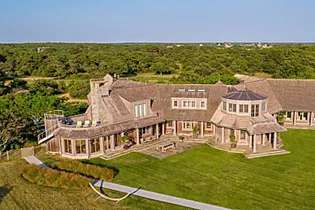 Outbrain Ad Example 46686 - Barack And Michelle Obama Reportedly Close Deal For $11.75 Million Martha’s Vineyard Estate
