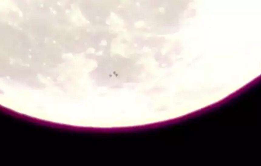 Taboola Ad Example 46005 - Imagens Mostram Três OVNIs Voando Pela Lua