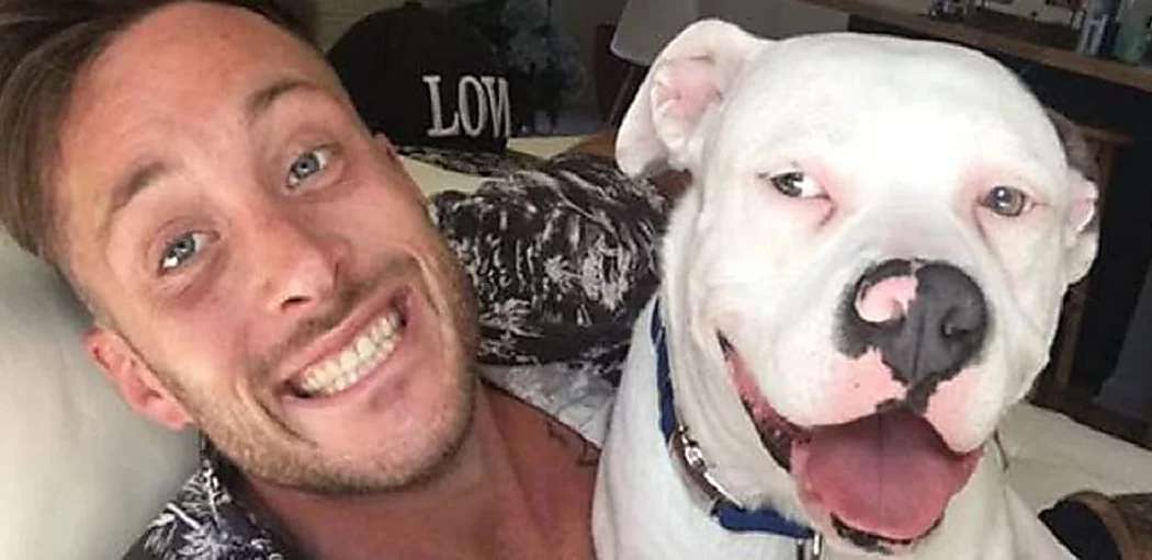 Outbrain Ad Example 52425 - [Photos] Guy Posts Selfie With His Dog And People Instantly Call 911