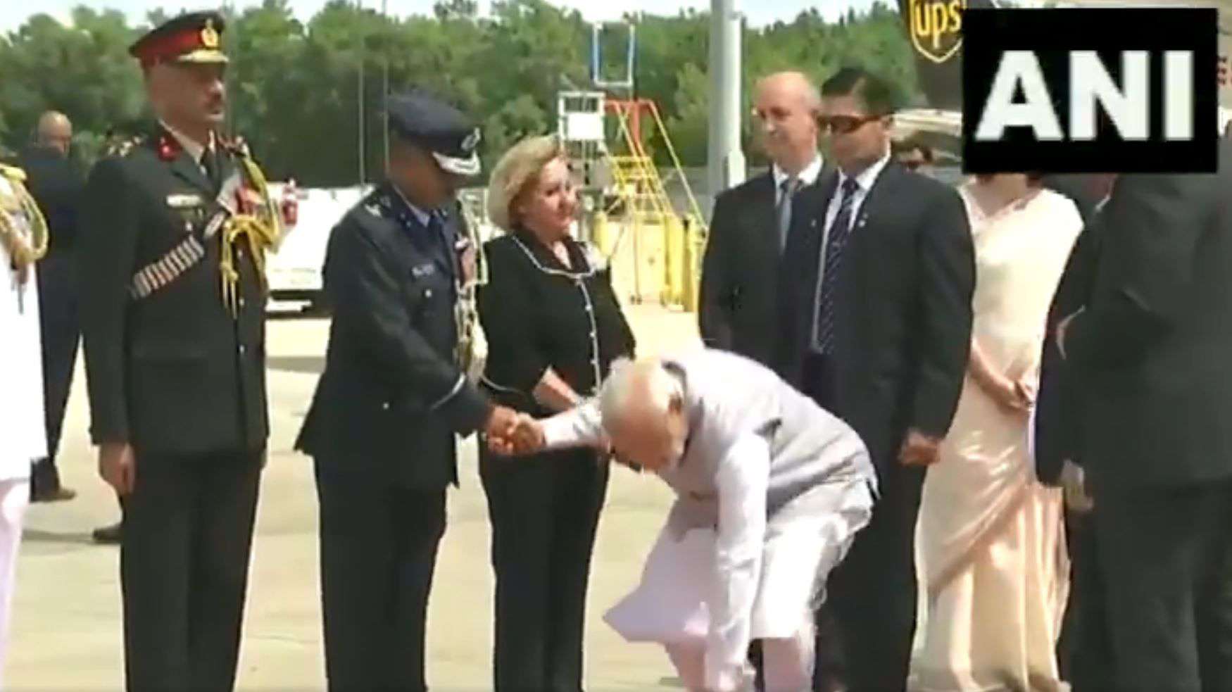 Taboola Ad Example 41620 - Howdy, Modi: Why Did PM Modi Bend Down At Houston Airport? Watch Video