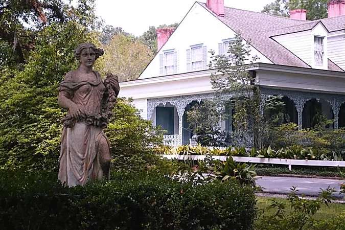 Outbrain Ad Example 34368 - A Woman In White Appears On The Myrtles Plantation