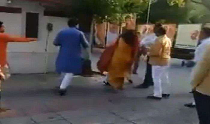Taboola Ad Example 41149 - Delhi BJP Leader Slaps Wife At Party HQ, Video Goes Viral On Social Media | Watch