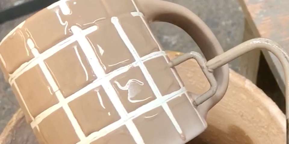 Taboola Ad Example 58268 - This Artist Creates Invisible Designs On Pottery With Wax