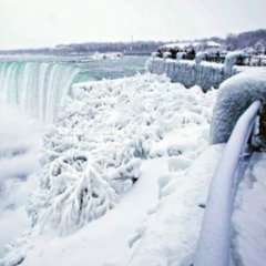 Zergnet Ad Example 60665 - Niagara Falls Freezes Over In Unbelievable Winter SpectacleAol.com