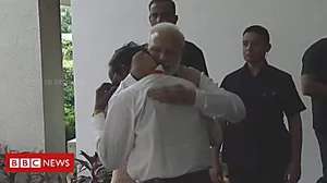 Outbrain Ad Example 39935 - India PM Modi Consoles Scientists After Moon Setback