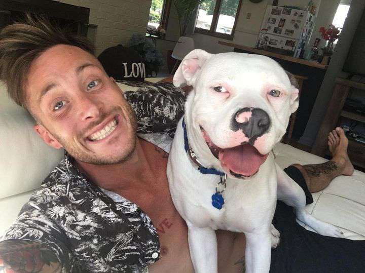 Taboola Ad Example 65438 - Guy Posts Selfie With His Dog. Police See It And Rush To His Home