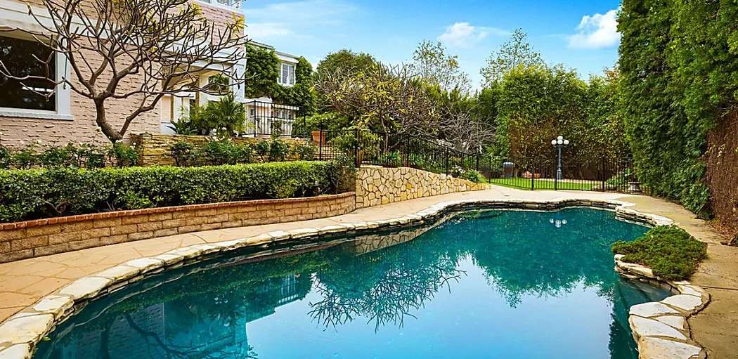 Outbrain Ad Example 44447 - Whoopi Goldberg’s Longtime L.A. Mansion Now Asking $9.6M