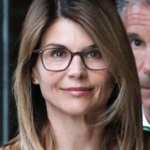 Zergnet Ad Example 66714 - Lori Loughlin Tries To Schmooze With Prosecutors In CourtPageSix.com
