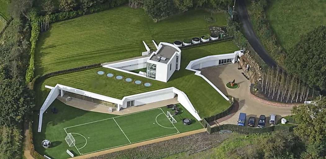 Outbrain Ad Example 52685 - Futuristic House That Might Suit A Footballer Lists For £3.95M