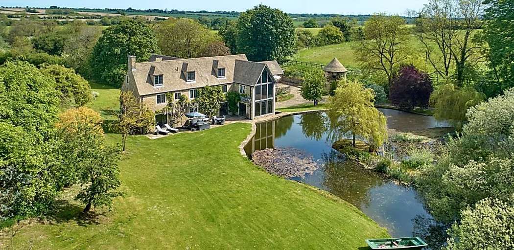 Outbrain Ad Example 42242 - Four-Story Stone House In England’s Posh Cotswolds Asks £3.95 Million