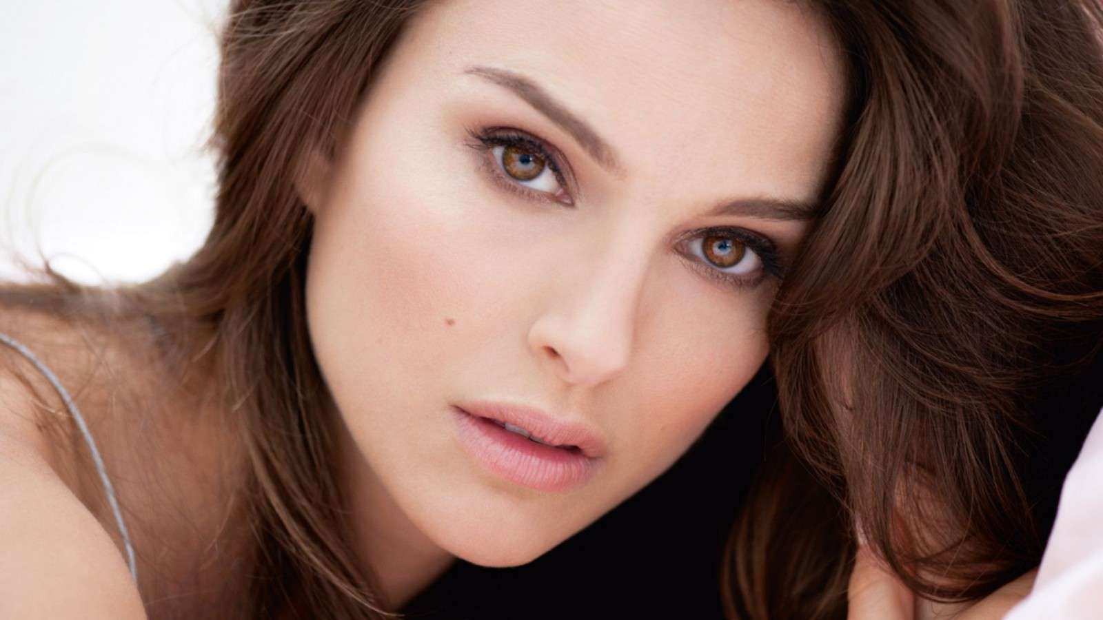 RevContent Ad Example 64020 - Natalie Portman's Real Looks - Unravelling The Deep Secrets