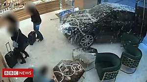 Outbrain Ad Example 31365 - Range Rover Driven Into Jewellery Shop In Robbery