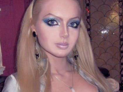 RevContent Ad Example 52059 - Human Barbie Takes Off Makeup, Doctors Have Left Speechless