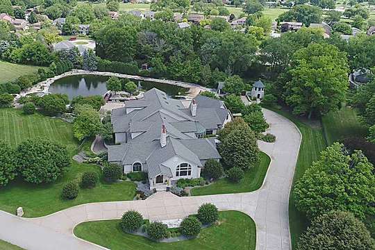 Outbrain Ad Example 47800 - This Sprawling Suburban Chicago Estate Has Its Own Airplane Hangar And Runway