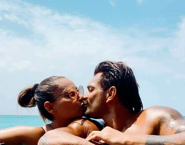 Taboola Ad Example 34836 - Bipasha Basu-Karan Singh Grover's Hot Pictures From The Maldives Prove There's Nothing Like Their #MonkeyLove