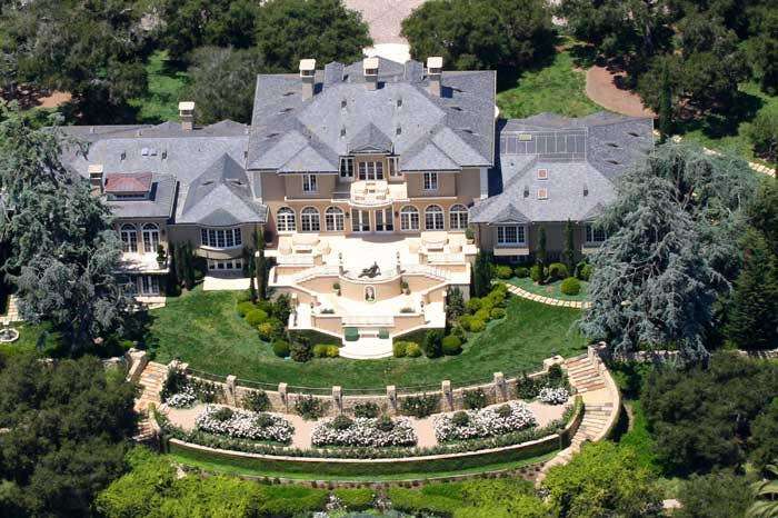 Taboola Ad Example 45328 - 10 Of The Biggest Celebrity Mansions  | CrazeCentral